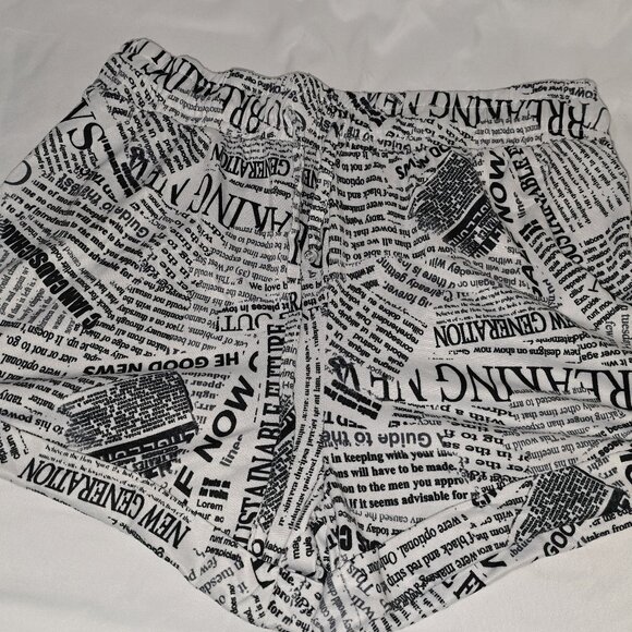 News print Shorts, No Boundaries size M (7-9) - Picture 1 of 9